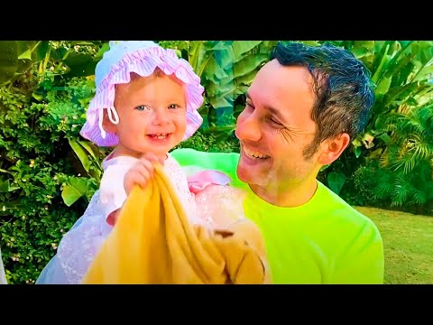 Видео: Чистим игрушечный домик - детская песня | Песни для детей от Майи и Маши