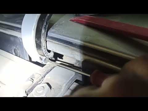 Видео: як відкрити скло ляди на BMW E61? ремонт жгута проводів на 5 дверці авто