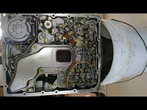 Видео: Снятие корпуса клапана коробки передач Nissan Pathfinder RE4R01A. Часть 10/11