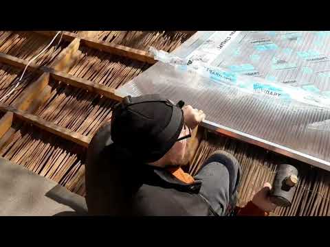 Видео: Замена профилированного поликарбоната на сотовый 16 мм , прозрачная кровля