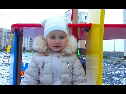 Видео: Алиса гуляет на улице с детьми Детская Прогулка Alice is walking on the street with children Walking