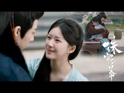 Видео: Принц решил уйти, но девушка попросила его остаться, и они обнялись.