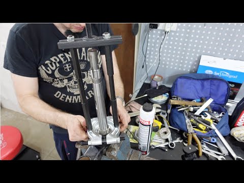 Видео: Обслуживание вилки Suzuki Burgman Skywave k7 ч2 (Снятие колеса, траверса и подшипников)