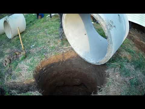 Видео: кидаем кольца разгрузка бетоных колец и установка в ручную