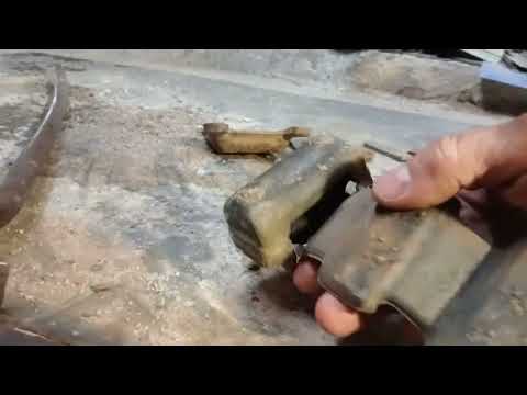 Видео: УАЗ. Как быстро поменять подушки рессоры.