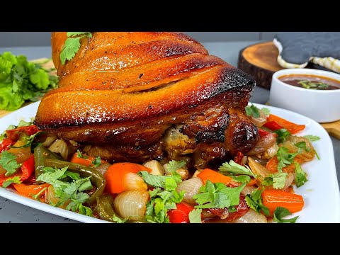Видео: Божественно ВКУСНАЯ рулька! Язык можно проглотить,как ВКУСНО! Съедается ВСЕ, а лук в первую очередь!