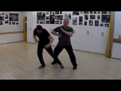 Видео: Защита от одиночного уда рукой и двойки в голову.