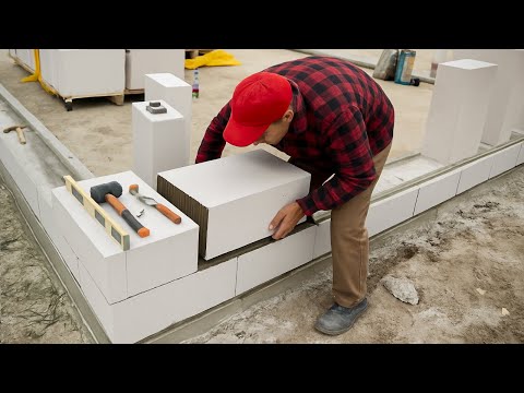Видео: Строительство бюджетного дома из газоблока - Часть 1