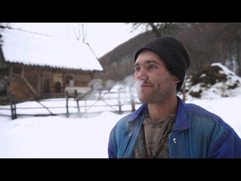 Видео: Одинокая тяжелая жизнь мужчин в высокогорной деревне вдали от цивилизации