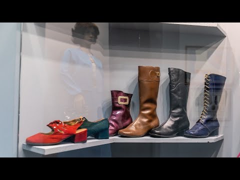 Видео: Выставка «Легкой поступью по мостовой» — приглашение куратора