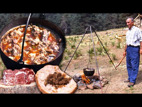 Видео: Мясное рагу в лесу для восстановления сил после тяжелой работы. Традиционный рецепт