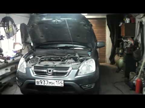 Видео: Honda CR-V 2005 год замена радиатора двс