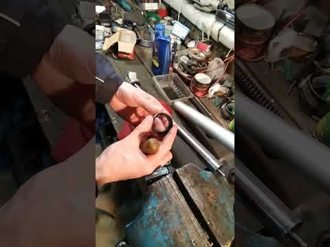 Видео: Замена сальника пера питбайка