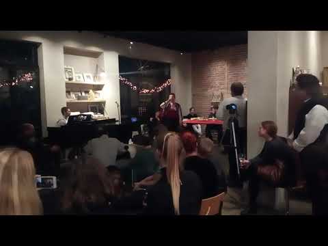 Видео: "Даньова мама" Донко Марков пее в Дортмунд