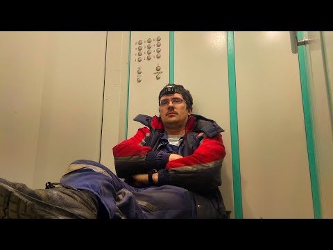 Видео: Починил лифт, поумничал и тут же застрял в нем