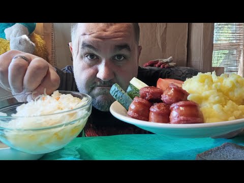 Видео: Обжор - пюре с жареными колбасками и квашеной капустой | Мукбанг суп из пакетика