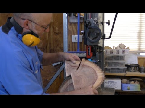 Видео: Ричард Раффан вырезает заготовки для чаш из половины бревна
