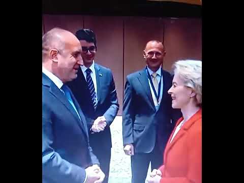 Видео: Новогодишни обръщения на президента Румен Радев без химна на България