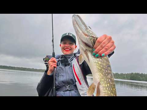 Видео: ОДНА В ЛОДКЕ. Рыбалка СО СПИННИНГОМ на ЛОЖКУ, как в СССР 70-Х годов! #503