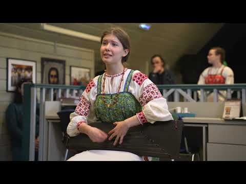 Видео: Выступление фольклорного ансамбля "Околица" на День Святой Троицы в Алабушево, 4 июня 2023 года.