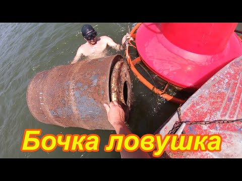 Видео: ЧТО БУДЕТ??? Если поставить Бочку на дно реки, а через 2 месяца поднять. Будет в ней СОМ или нет?