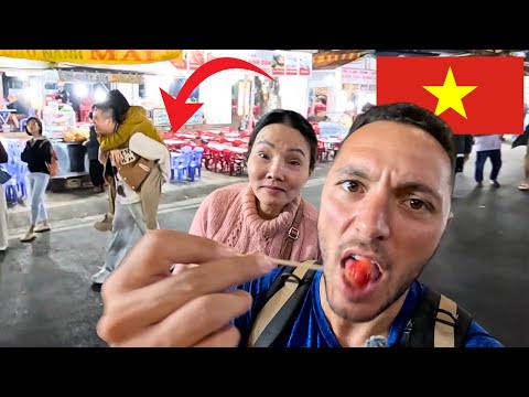 Видео: Несёт вьетнамскую женщину на спине — Далат 🇻🇳
