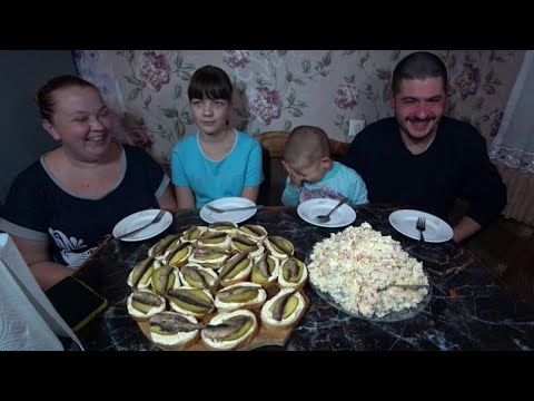 Видео: мукбанг  бутерброды и крабовый салат