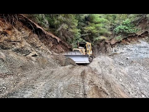 Видео: В этом районе происходят оползни и эрозия почвы. Рабочие используют бульдозер Caterpillar D7G.
