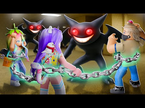 Видео: МЫ СВЯЗАНЫ ЦЕПЬЮ В БЕКРУМСАХ! Roblox Chained in Backrooms