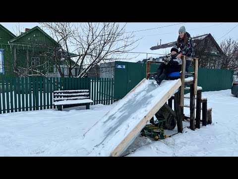 Видео: ДОМ В ДЕРЕВНЕ / НАРЯЖАЕМ ЕЛКУ / СТРОИМ ДЕТСКУЮ ГОРКУ/ГОТОВИМ КУСНИЦУ ПО СТАРИННОМУ РЕЦЕПТУ