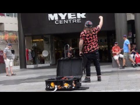 Видео: Лучшее в мире уличное магическое шоу в трудный день!! — день 59