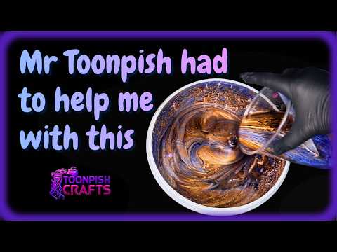 Видео: Когда двух рук недостаточно для заливки смолы!