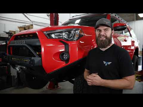 Видео: Установка защитных крыльев 5-го поколения 4Runner Viper Cut с высоким клиренсом