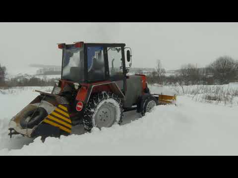 Видео: Чистим снег трактором  т-25