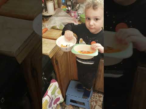 Видео: Саша с папой готовят суп. Making soup with daddy.