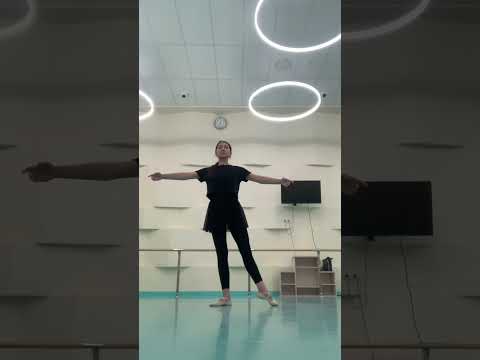 Видео: Battement tendu на середине зала