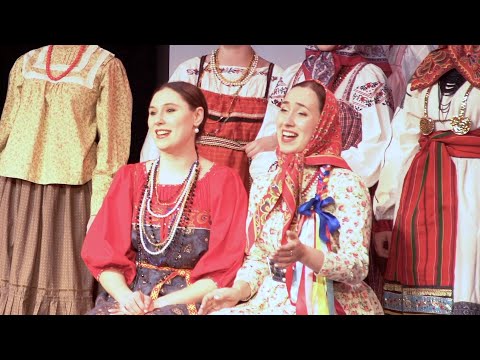 Видео: На скамеечке с подружкой. Поет Московский народный хор