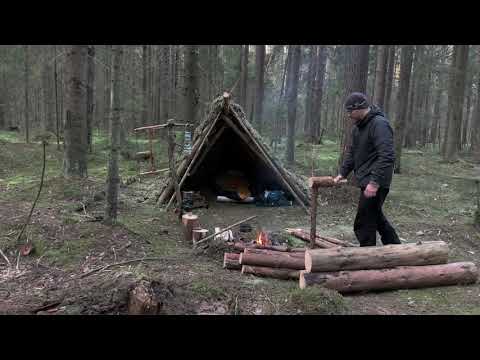 Видео: Двухдневный поход без палатки | А-образное укрытие с помощью лучковой пилы и топора | Мясо на углях