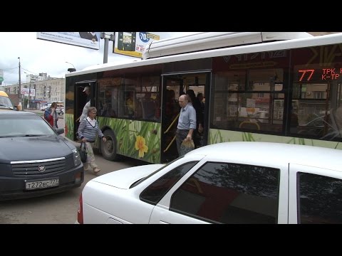 Видео: Остановки общественного транспорта в Волгограде заполонили автомобили