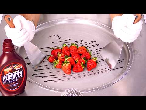 Видео: Как приготовить КЛУБНИКУ В ШОКОЛАДНОЙ ПОКРЫТИИ для булочек с мороженым - с Hershey's | АСМР