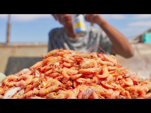 Видео: Мужчина, мечтающий о бесконечном пиве и горе креветок: на траловый лов в море