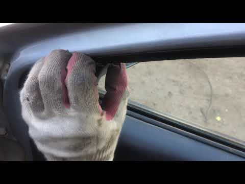 Видео: Замена внутренней ручки двери на автомобиле Nissan Primera P11