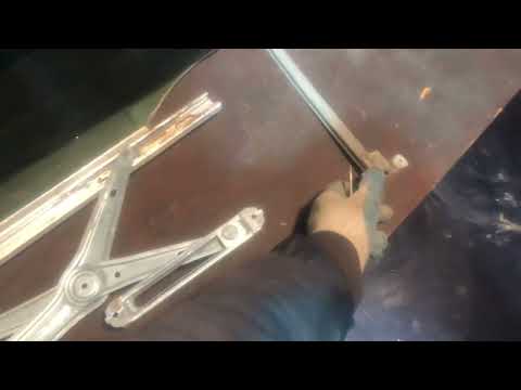 Видео: Как снять боковые стекла дверей Mercedes-Benz W210