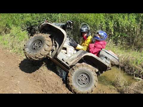 Видео: Yamaha Grizzly, Suzuki KingQuad и отжимания в лесу!