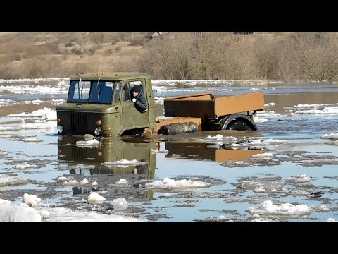 Видео: ГАЗ-66 с мотором ВАЗ прёт вброд по льдам! The Soviet truck is rushing through the ice