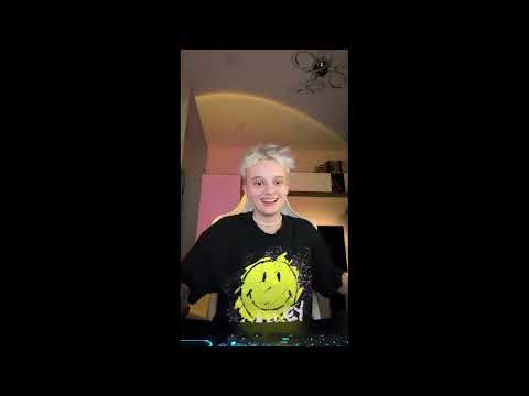 Видео: Stream twitch.tv от 28 марта / @akyla_lizzka / читает фанфики