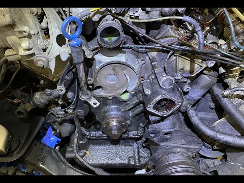 Видео: Обновление Mercedes 380SL R107 Doris 1982 года, часть 2 — водяной насос, распределитель, гидроуси...