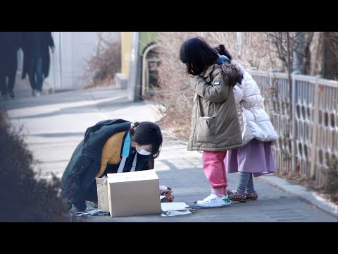 Видео: Реакция детей, увидевших, как девочка упала | Social Experiment