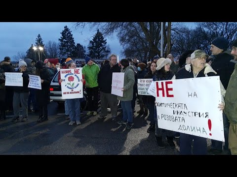 Видео: Протест пред „Кастамону България“ в село Горно Сахране срещу бъдещо производство на формалин