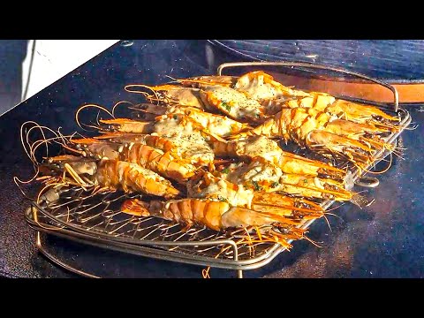 Видео: Тигровые креветки на угольном гриле